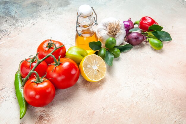 Vista ravvicinata laterale verdure cipolla aglio peperoncino limone pomodori olio peperone