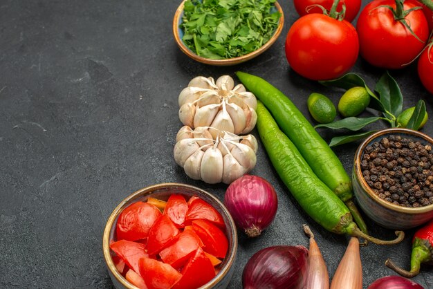 Vista ravvicinata laterale verdure pomodori peperoncino erbe spezie agrumi con foglie