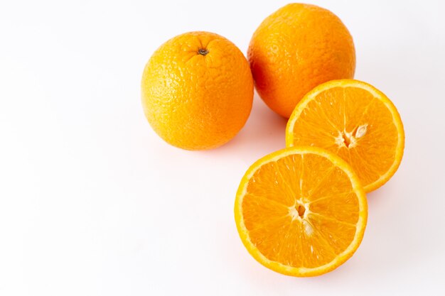 Vista ravvicinata superiore arance fresche intere succose e aspre su sfondo bianco agrumi esotici colore frutta