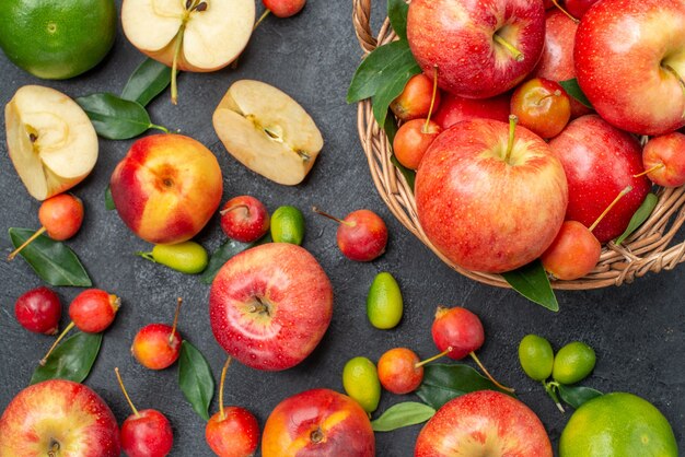 Vista ravvicinata superiore frutti diversi frutti di bosco nel cestello