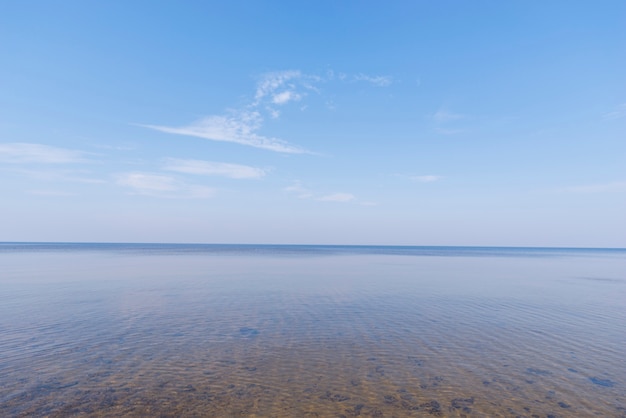 Vista scenica del mare idilliaco contro cielo blu