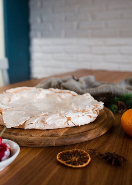 Vista sfocato di torta merigue con agrumi secchi