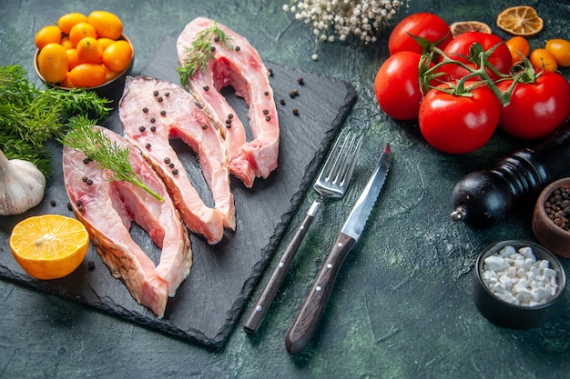 Vista Sopra Fette Di Pesce Fresco Con Pomodori Verdi E Kumquat Sulla Superficie Scura Carne D'oceano Foto Cruda Pesce Colorato Cena Acqua Farina