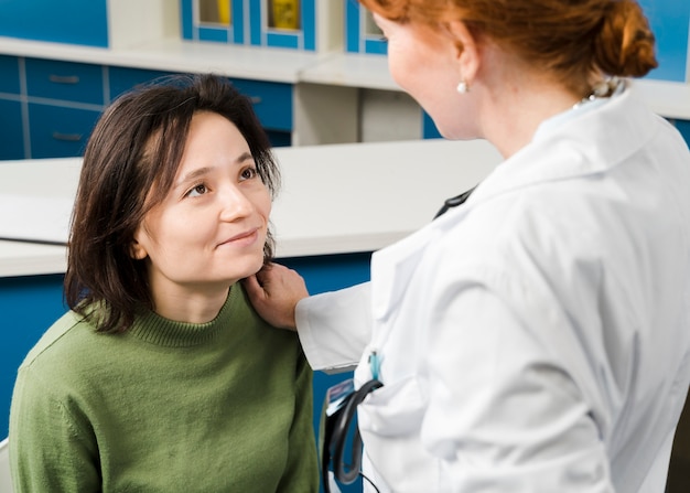 Vista sopra la spalla medico e paziente