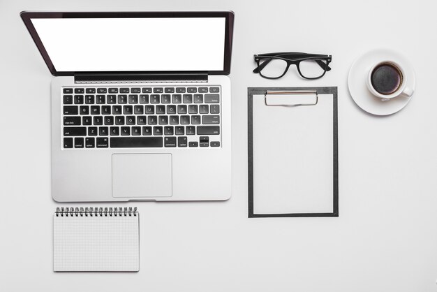 Vista sopraelevata di una tazza di caffè e del computer portatile sulla scrivania