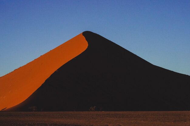 Vista strabiliante di bella duna di sabbia sotto il cielo blu in Namibia, Africa