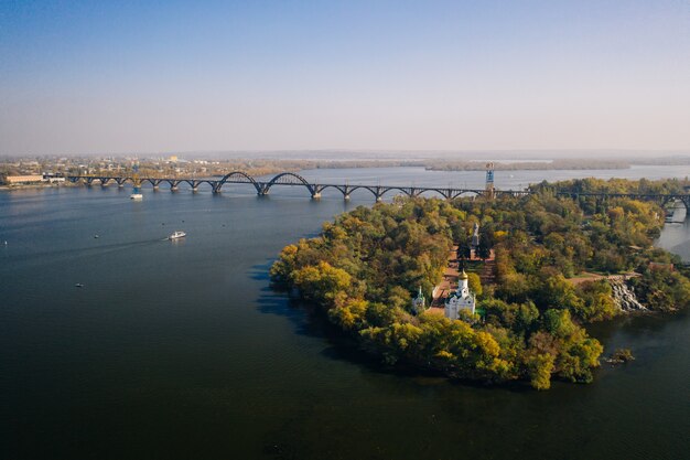 Vista sul fiume Dnieper a Kiev. Vista aerea del drone.