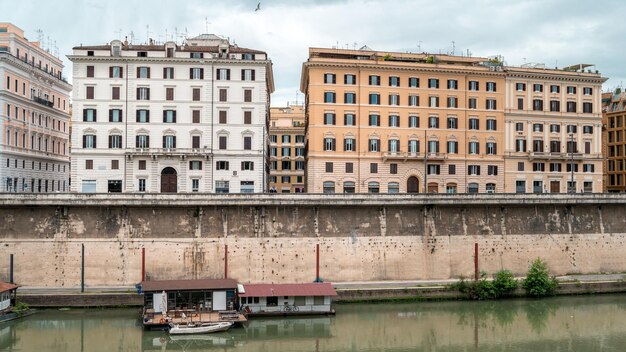 Vista sul fiume Tevere nel centro di Roma Italia