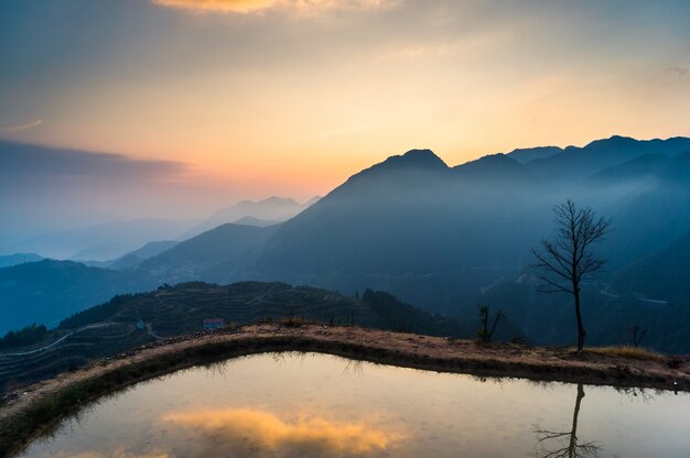 Vista sul lago di montagna con vista orizzonte