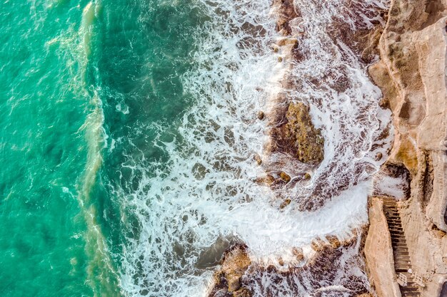 Vista sul mare con le onde che si infrangono contro le rocce