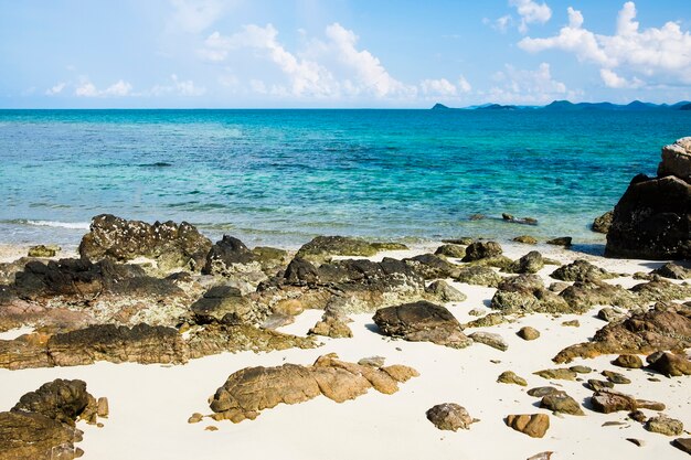 Vista sul mare con roccia e nuvole