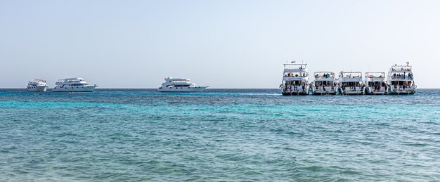 Vista sul mare con yacht in mare in tempo soleggiato chiaro.