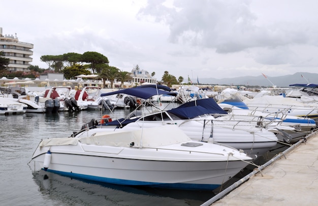 Vista sul mare di ormeggio con le barche