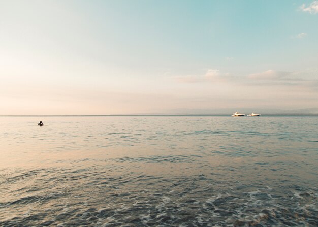 Vista sul mare in luci del tramonto