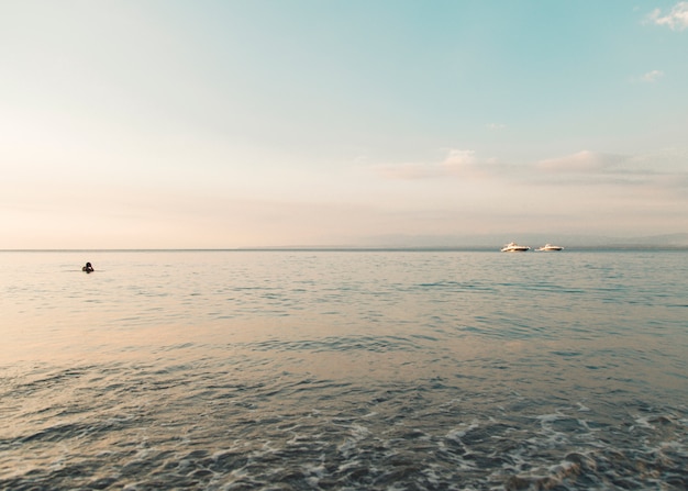 Vista sul mare in luci del tramonto