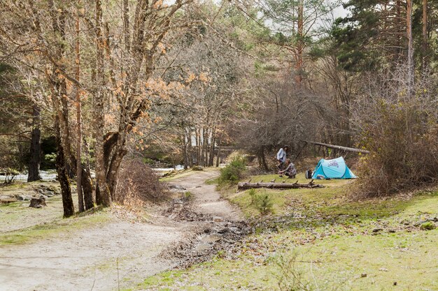 Vista sul parco con le ragazze accanto alla tenda