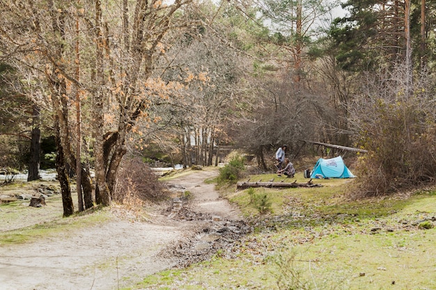 Vista sul parco con le ragazze accanto alla tenda