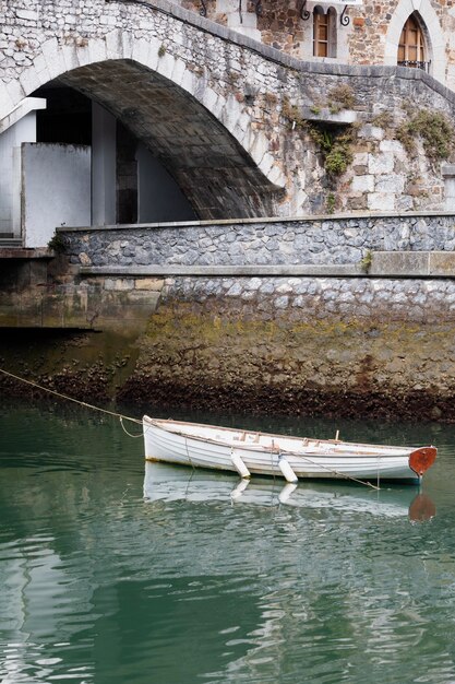 Vista sull'acqua della città di Mutriku con la barca