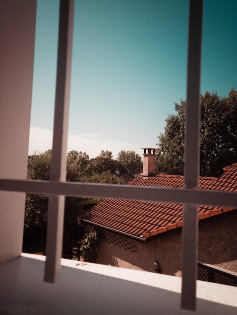 Vista sulla casa e sugli alberi dalla finestra