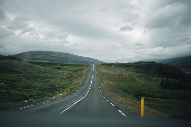 Vista sulla strada islandese vuota dall'interno dell'auto