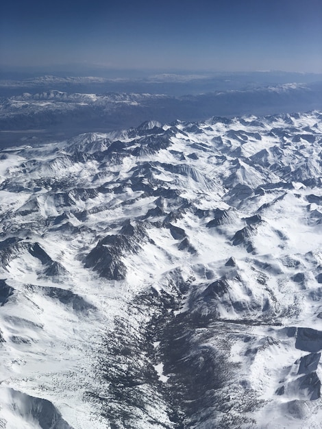 Vista sulle montagne innevate