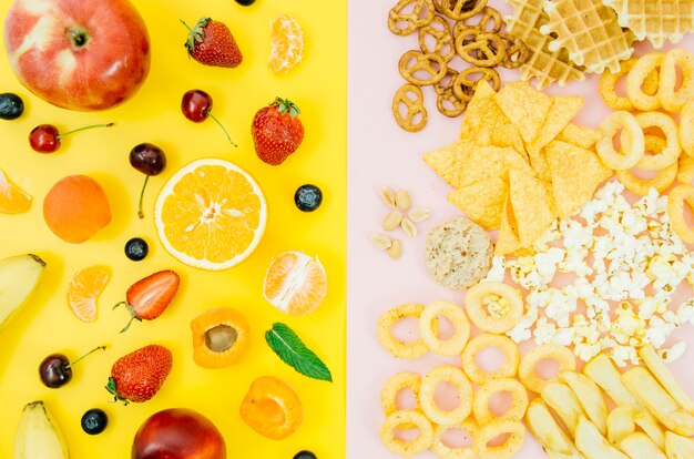 Vista superiore cibo sano contro cibo malsano