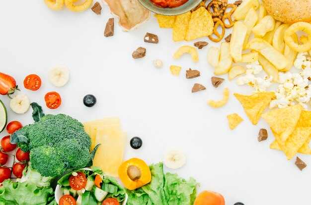 Vista superiore cibo sano contro cibo malsano
