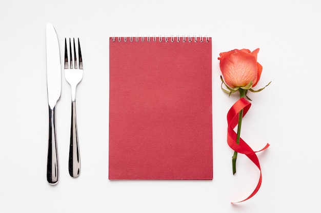 Vista superiore composizione di San Valentino con blocco note rosso vuoto
