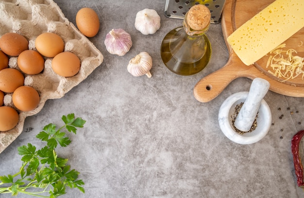 Vista superiore degli ingredienti della pasta con copia-spazio