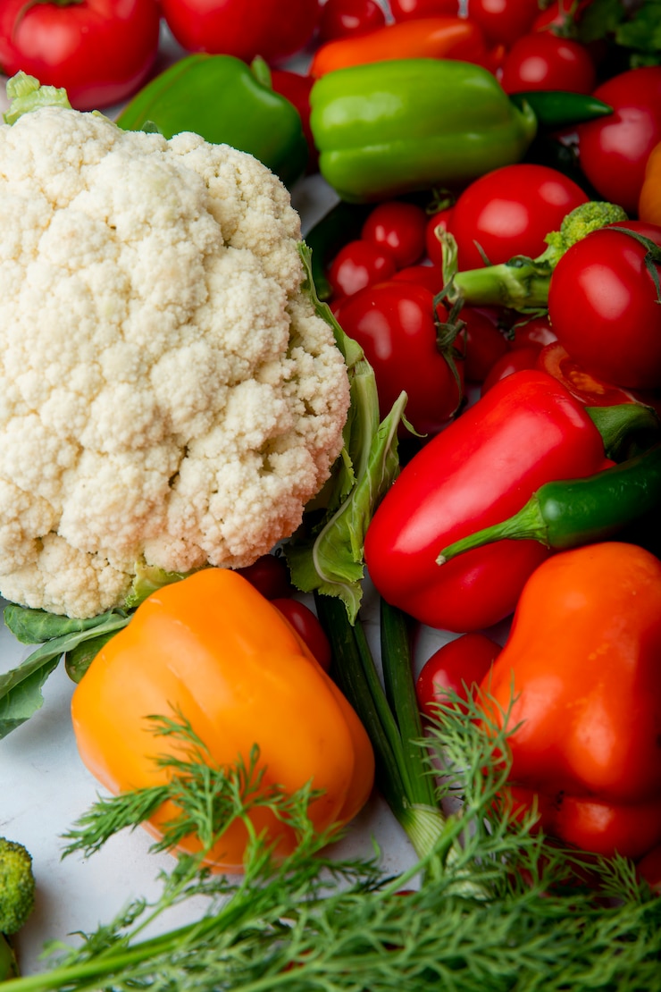 Foto gratuito vista superiore dei peperoni dolci variopinti freschi dei pomodori del cavolfiore delle verdure mature e peperoncino verde su fondo bianco