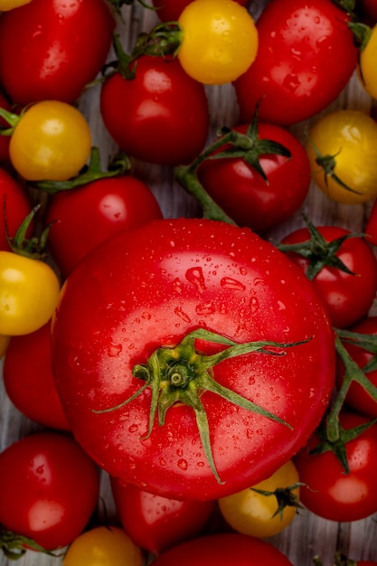 Vista superiore dei pomodori gialli e rossi sulla tavola di legno