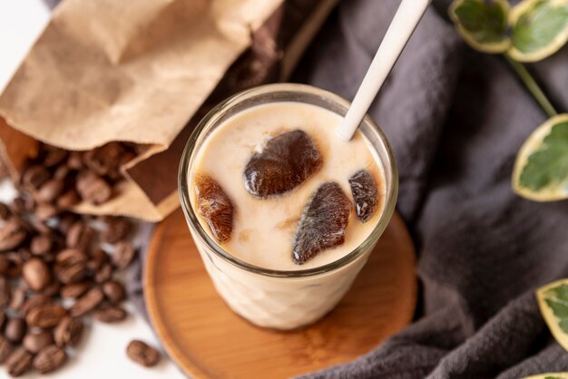 Vista superiore del caffè ghiacciato del latte