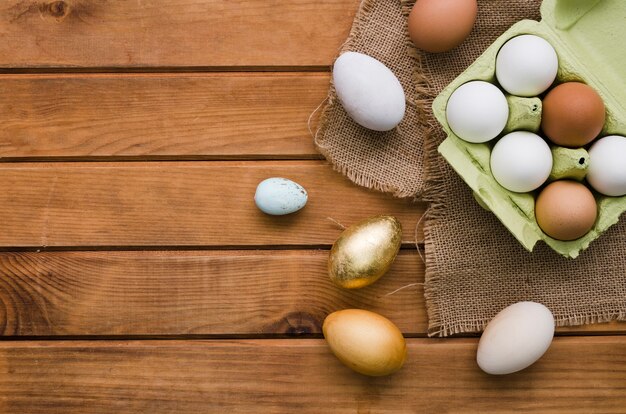 Vista superiore del cartone con le uova colorate per pasqua