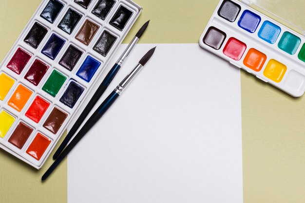 Vista superiore del concetto di scrivania con spazio per verniciare e copiare