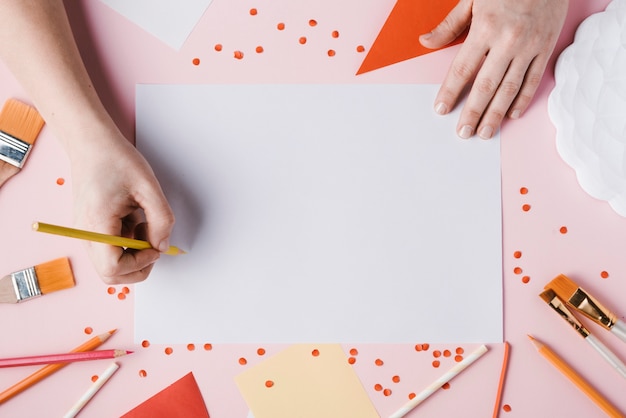 Vista superiore del disegno della donna con la matita gialla