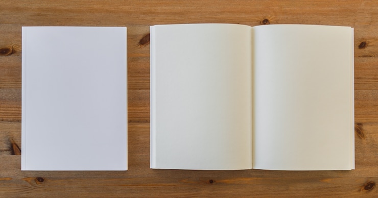 Foto gratuito vista superiore del libro aperto vuoto accanto a pezzi di carta
