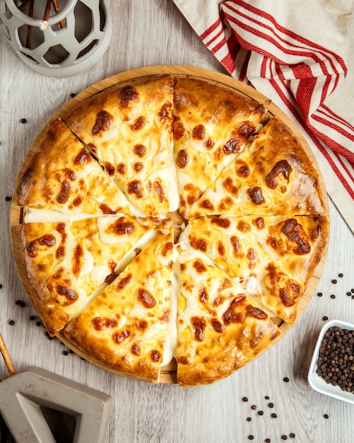 Vista superiore del limone del formaggio Khachapuri di Imeretian