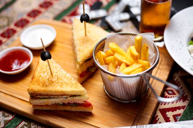 Vista superiore del panino del club di pollo con il cetriolo al pomodoro