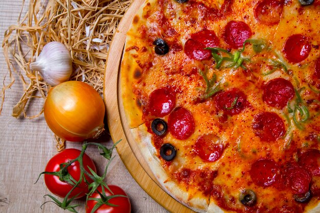 Vista superiore del pepe del formaggio delle olive della pizza del salame