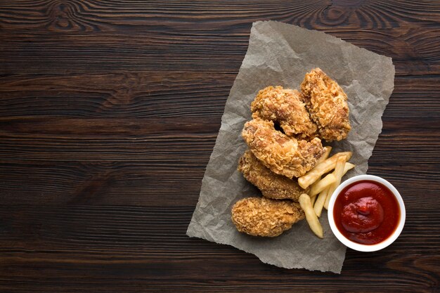 Vista superiore del pollo con spazio di copia