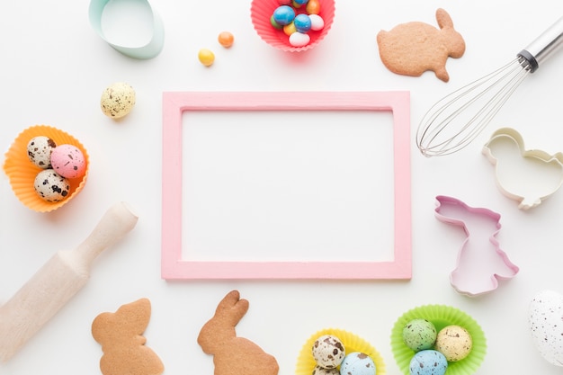 Vista superiore del telaio con i biscotti del coniglietto di pasqua e gli utensili della cucina