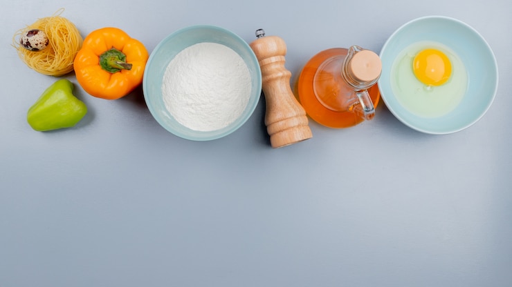 Foto gratuito vista superiore dell'albume e del tuorlo di pollo freschi con i peperoni dolci con farina con aceto di mele su un fondo bianco con lo spazio della copia