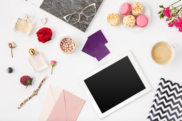 Vista superiore dell'area di lavoro femminile dell'ufficio bianco con il computer portatile