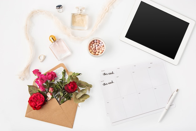 Vista superiore dell'area di lavoro femminile dell'ufficio bianco con il computer portatile