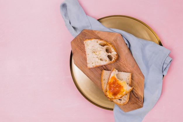 Vista superiore dell'inceppamento delizioso sul pane