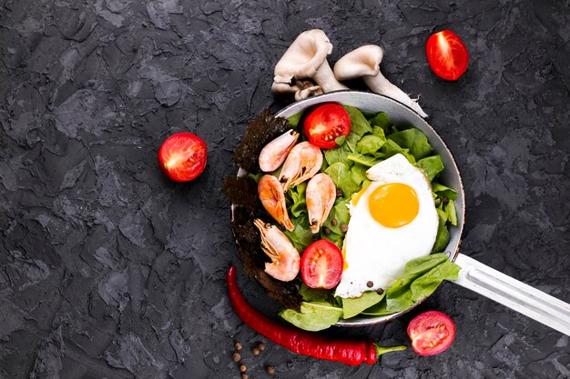 Vista superiore dell'insalata dell'uovo e dei gamberi