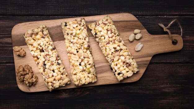 Vista superiore della barra di muesli sulla tavola di legno