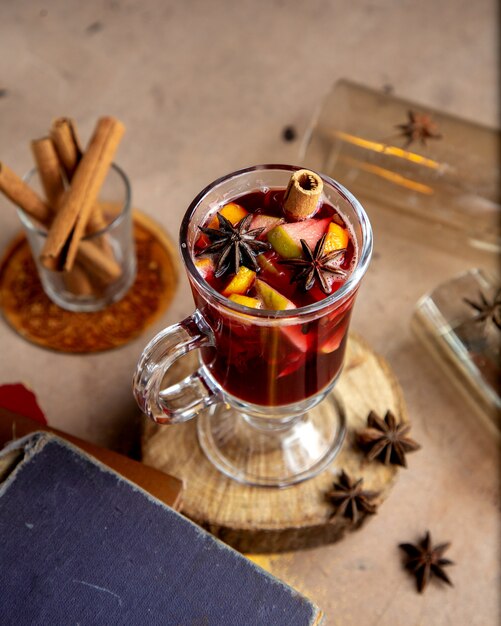 Vista superiore della bevanda di frutta con il bastoncino di cannella e l'anice stellato dell'arancia