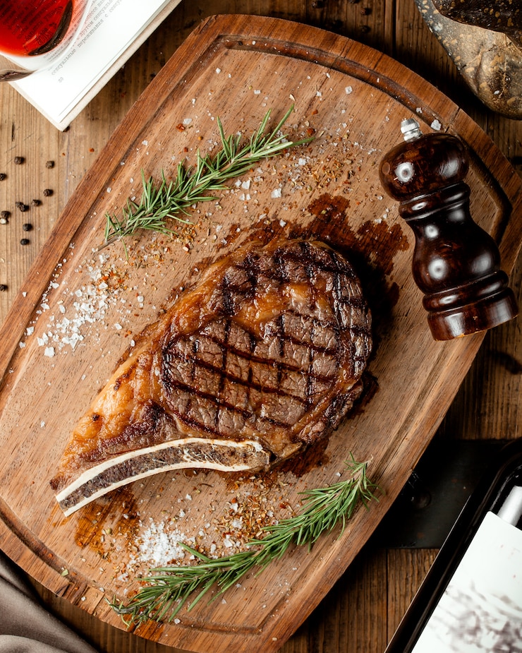 Foto gratuito vista superiore della bistecca fresca e fritta