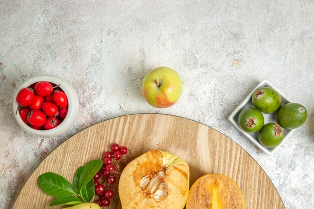 Vista superiore della composizione nella frutta frutti diversi sulla tavola bianca frutti di bosco freschi maturi